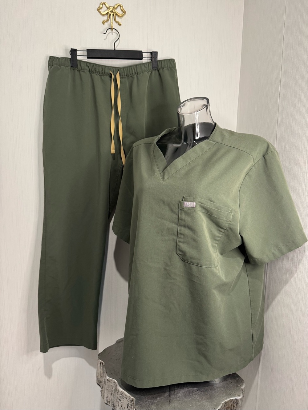 FIGS SCRUB SET! Green. XL Leon Top. XL Short Pisco Pant. No flaws noted.